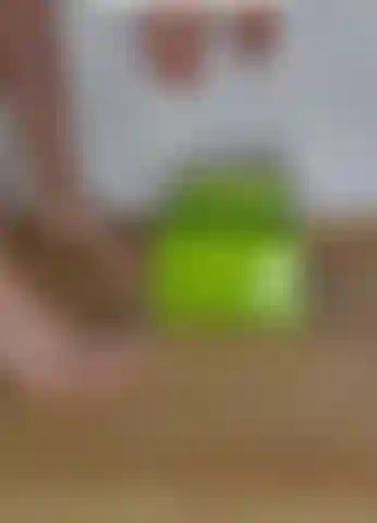 Sto distruggendo la mia torta di compleanno con la mia pedicure fresca.