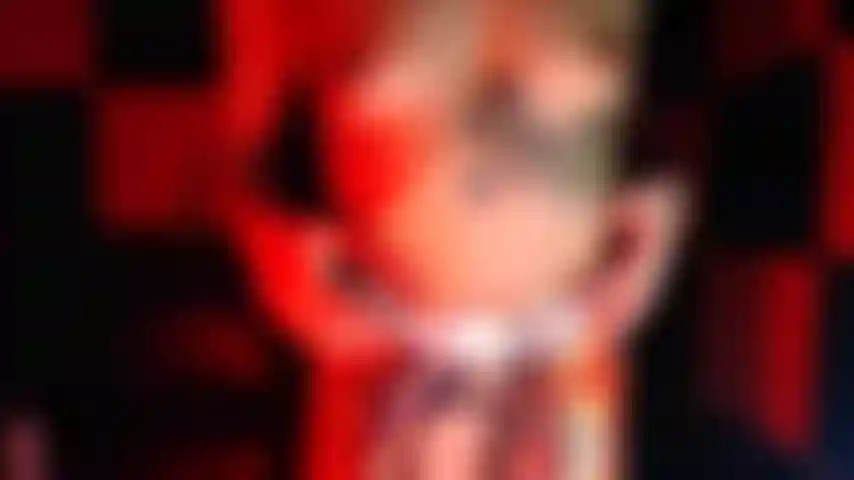 Spettacolo dal vivo si masturba con il conto alla rovescia / incoraggiamento.