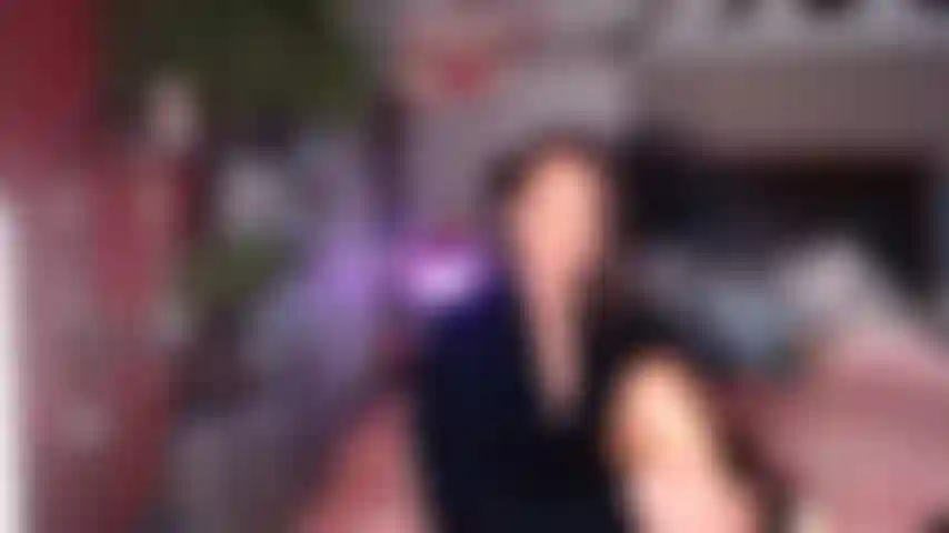 La dea che idrata la pelle lentamente e sensualmente.