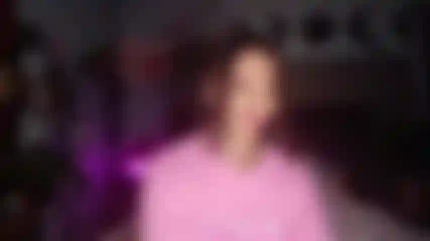 Bratty babe scopa un grosso perdente dal cazzo.