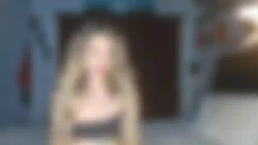 Una perdente dal punto di vista personale ascolta la dea.