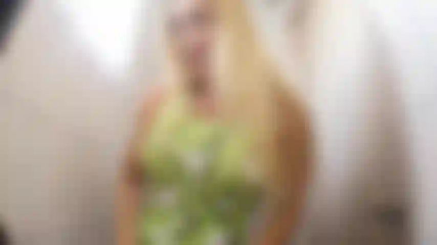 Orgasmo pubblico con giocattolo interattivo in un centro commerciale, guido la macchina, cammino e mangio in un centro commerciale, faccio shopping mentre il mio lussureggiante giocattolo è dentro di me e uno dei miei amici lo controlla sul suo cellulare.