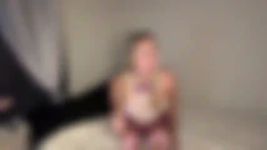 Una studentessa universitaria ti rinchiude.