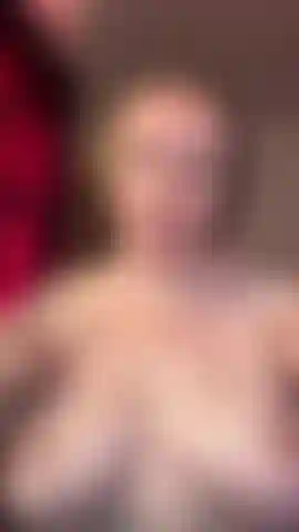 Tette a seno nudo strizzate, masturbazione e dirty talk joi sono a seno nudo, le mie mani che reggono e stringono le mie tette sode, pizzicando i miei capezzoli duri. "Masturba il tuo cazzo per me, baby. Più veloce... Guardami giocare con il mio seno mentre te lo sbatti. Vieni per me, coprimi queste tette!" Gemo in modo seducente. #Bigboobs #bigtits #bignipples #curve #joi #dirtytalk.