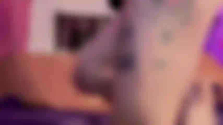 Prova un enorme dildo fantasy in profondità nell'ano a quattro zampe sul divano, il culo alto in aria, le ginocchia ben aperte, la schiena inarcata in profondità come una brava ragazza in doggy. Lubrifico quel enorme sex toy finché non è lucido, poi premo la testa spessa contro il mio buchino stretto—facendo lenti cerchi stuzzicanti prima, gemendo piano mentre si infila dentro. Spingo indietro avida, ansimando forte quando lo spesso stelo mi apre, centimetro per centimetro sporco, riempiendomi il culo così tanto da farmi tremare. Dondolando avanti e indietro, sbattendo più in profondità, le chiappe che tremolano ad ogni spinta, la figa che gocciola senza essere toccata mentre piagnucolo il tuo nome. Più forte… più veloce… prendendolo tutto come la tua sporca sgualdrina anale, inseguendo quell'orgasmo tremante e totale solo per te #dildo #bigdildo #asshole #anal #hairy #analstretching #analplay #masturbation #orgasm #fantasydildo.