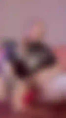 Gioco con la figa sul divano mi sdraio sul morbido divano, le gambe spalancate, le ginocchia piegate e sollevate in alto. La mia figa bagnata stringe il dildo grosso mentre lo spingo in profondità dentro di me, scopandomi forte e veloce. Gemiti escono dalle mie labbra mentre i miei fianchi si sollevano per incontrare ogni colpo, i succhi che mi colano giù dal culo. Il giocattolo mi allarga perfettamente, colpendo quel punto dolce ancora e ancora finché non tremo di piacere.