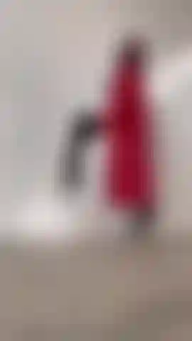 29. Vera dea, condivido con te il mio servizio fotografico con stivali e mantello rosso, era sexy e caldo.