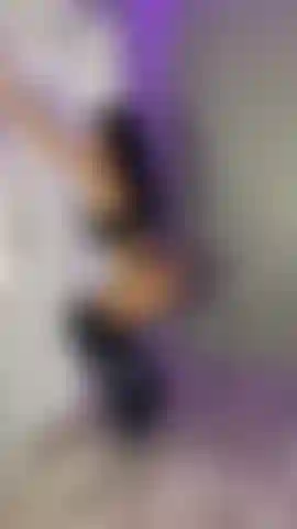 44. Pole dance sexy, provocante in lingerie hot e stivali alti.