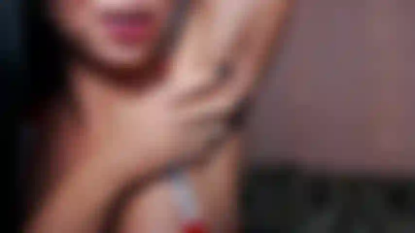 38. Feticcio delle ascelle, stuzzico, lecco, solletico con il pennello per il trucco e in topless.