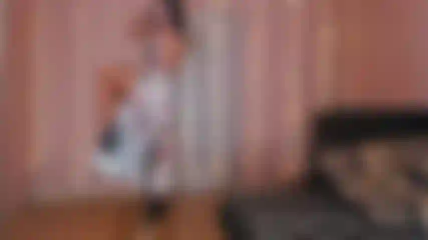 30. Faccio pole dance in abito lungo estivo senza mutandine e tacchi.