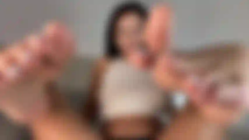 41. Controlla te. Le mie unghie bianche nella tua bocca.