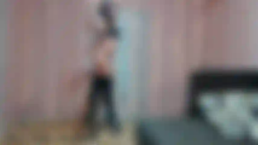 28. Pole dance con stivali alti da spogliarellista e lingerie + sento vibrazioni :).