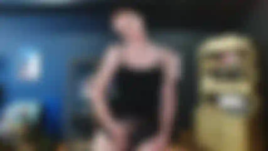 Joi troia con strapon e conto alla rovescia.