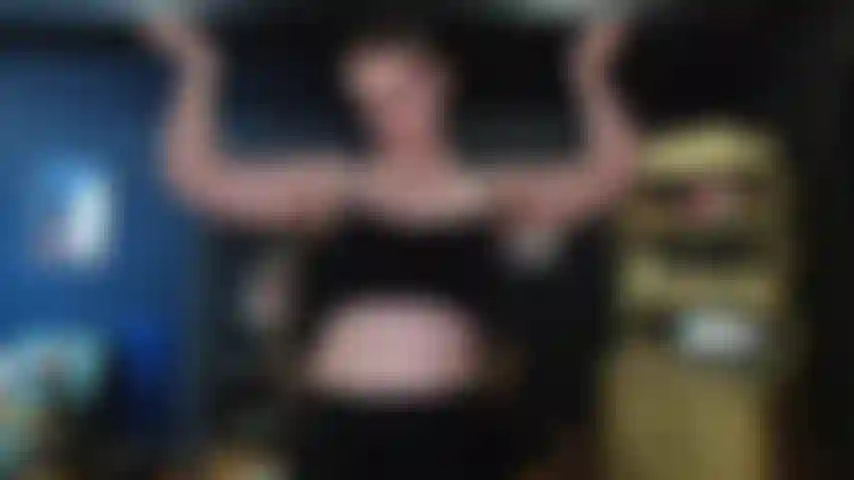 Culto dei muscoli con manubri e culto dei piedi.