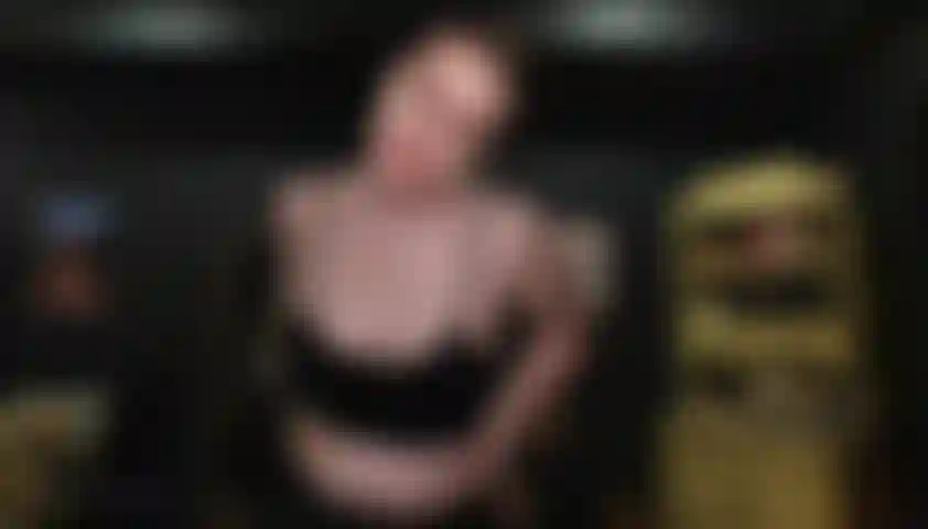 Succhio un cazzo al bar per la dea e prendo il suo carico.