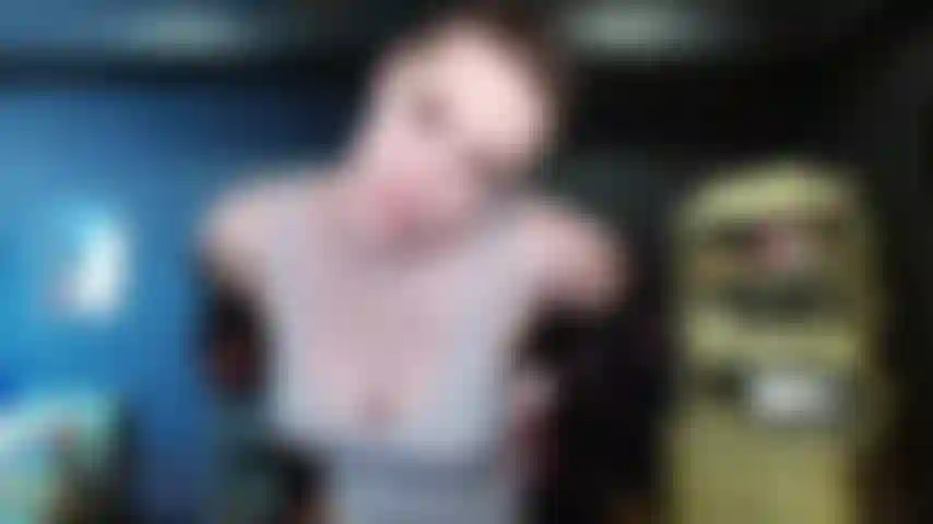 Una festaiola sgualdrina, una fantasia bisessuale incoraggiata.