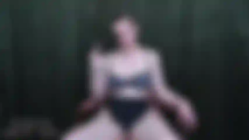 Paga il mio dito medio: pagherai per qualsiasi cosa, quindi pagherai per il mio dito medio. Inizieremo piano, ma aumenteremo rapidamente! Ops - ecco l'altro dito. Meglio raddoppiare! Continuerò ad alzare la posta. Verrai completamente svuotato. Per ora non fa ancora male, ma continuerò ad aumentare, e tu continuerai a spendere. Il tuo portafoglio sarà mio. Lo è sempre. Impossibile non mandarmi soldi. Il tuo cazzo pulsa ogni volta che premi quel tasto.Include: prosciugamento findom, paypig bancomat, richieste crescenti, dito medio, femdom con capelli corti.