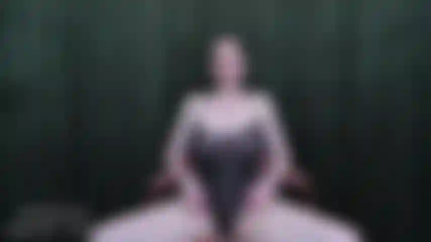 Masturbazione non reciproca (degradazione della masturbazione, loser cfnm) benvenuto alla masturbazione non reciproca: dove io non lo farò! Ma tu sì. Non mi vedrai mai toccarmi. Ma tu ti toccherai davanti a me, così posso prenderti in giro! So che sei già durissimo, a masturbarti, sapendo che mi fai schifo. Continua a pompare quel cazzo brutto con quella faccia da idiota! Probabilmente stai per venire da un momento all'altro. Non potrei mai eccitarmi per te - la tua vista mi spegne completamente. Quindi perché dovrei mai toccarmi davanti a te? Vai avanti e vieni già. Disgustoso.