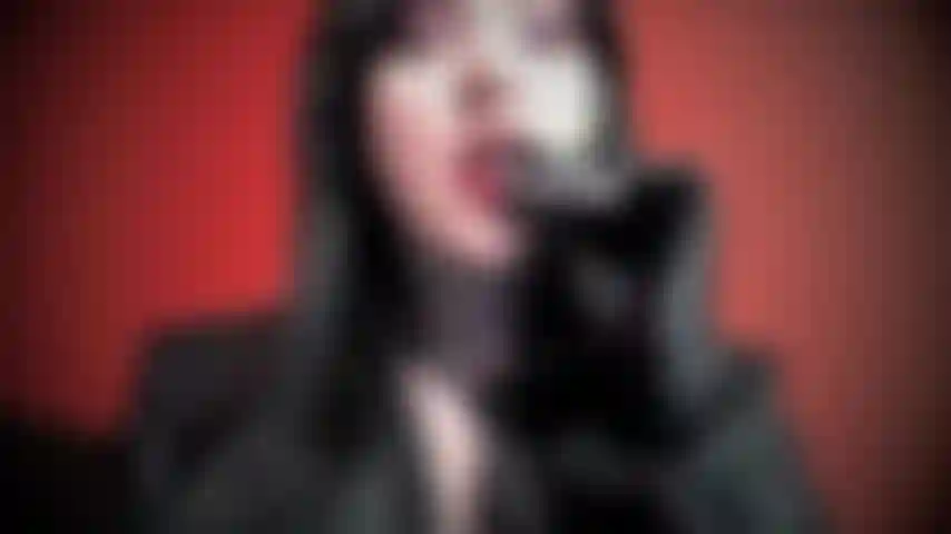 Amo fumare e tu ami guardarmi fumare. Indosso la pelle e ho un aspetto favoloso. Niente audio.