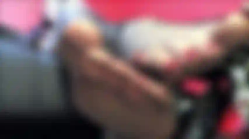 Questo video è perfetto per tutti i segaioli dipendenti dai piedi deboli, che non ne hanno mai abbastanza dei miei piedi perfetti. Indosso collant neri velatissimi che mettono in mostra i miei piedi divini. Niente audio.