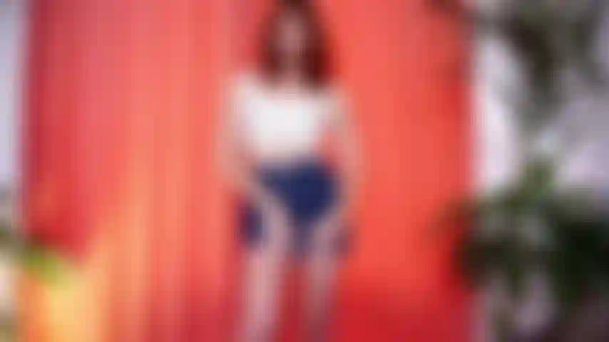 La ragazza della porta accanto joi con conto alla rovescia in minigonna, spogliarello fino alla nudità totale - masturbati per me pervertito!