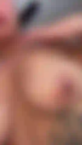 Ha eiaculato tutto su di me. Guardami mentre mi strofino il suo sperma su tutti i capezzoli.