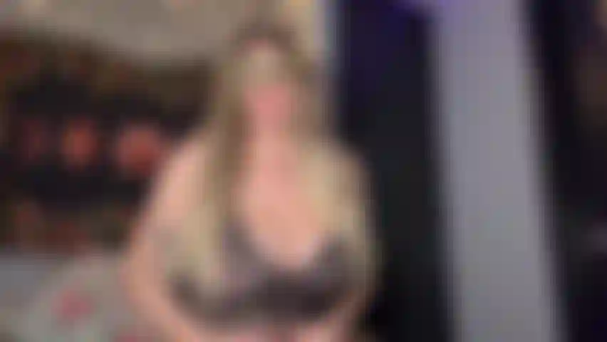 Femdom joi/cei per perdenti con maschera d'oro.