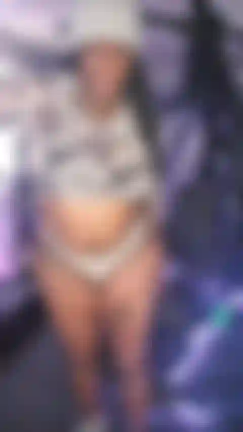 Allenamento con leg press verticale per nudisti