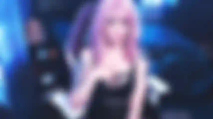 Negazione della fica e adorazione del culo con la dea valchiria.