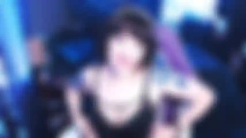 La dea ti trasforma in un vero zerbino e si prende gioco del tuo piccolo cazzo!