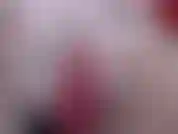 Figa in primo piano, grande schizzo in gonna da scolaretta. Diteggiatura e penetrazione di un grosso dildo. Rasata, gemendo, senza musica.