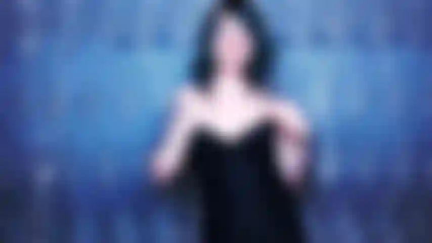 Una casalinga sexy ti umilia e ti trasforma in un bi-cuck!