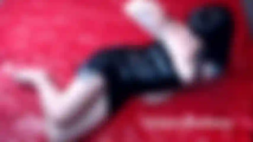 Massaggio al lattice con giochi di figa.