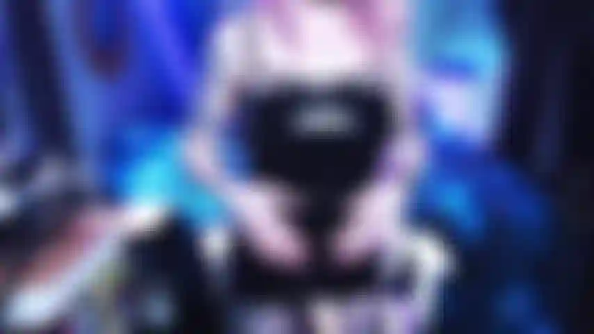 La dea del lattice ti martella il culo con il suo grosso strapon! Vai per me!