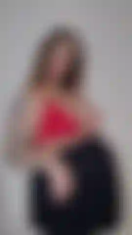 Incinta, in un video completo di cavalcata e spogliarello.