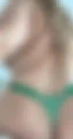 Faccio saltare il mio culo succoso e allargo i miei buchi per te.