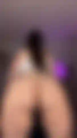 Applaudo il culo al rallentatore (senza mutandine).