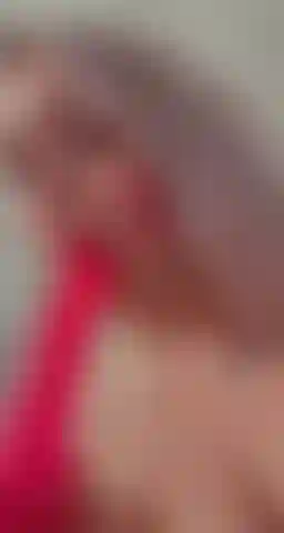 Adoro succhiare il mio dildo e poi scoparmi la figa con esso.