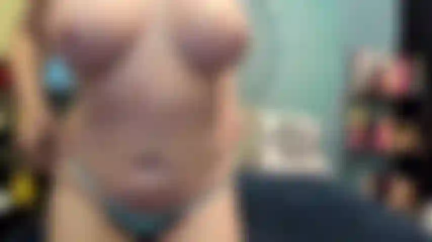 ( Gs.700) GoldieStar si esibisce nel gold show - 10 minuti. Grandi tette, culo grosso, gilf, figa pelosa, piedi nudi, schizzi, gioco con la figa e apertura (8/12/2022).