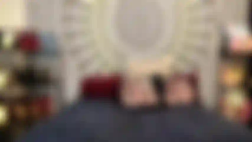(Gs.1345) GoldieStar si esibisce in uno show gold - 10:01 minuti. Cappello maga, nuda, piedi scalzi, dildo tutti bianchi, anale, dp, tette grandi, culo grosso, figa pelosa, squirting.