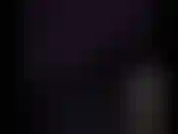 (38) GoldieStar va alle cabine dei videogiochi e succhia il cazzo attraverso un gloryhole.