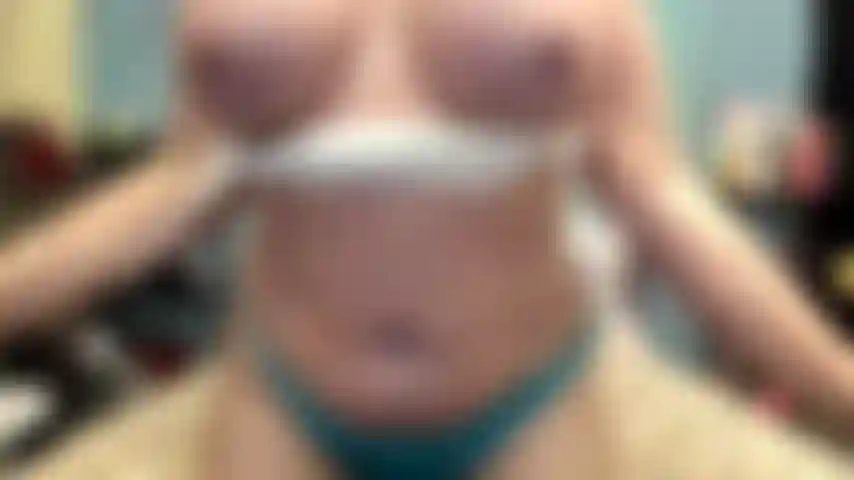 ( Gs.572) GoldieStar si esibisce nel gold show - 9 minuti. Gilf, tette grandi, figa pelosa, piedi nudi, giochi con la figa, schizzi, cavalcata, anale, doppia penetrazione (20/05/2022).