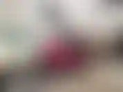 (37) GoldieStar in questo set di foto con presentazione indossa un top a rete rosa e calze nere di pizzo viola sul retro con tacchi neri. Gioco con la fica.