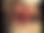 (120) GoldieStar in questo set di foto con presentazione indossa reggiseno e slip di pizzo nero e marrone chiaro con cavigliere.