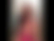 (42) GoldieStar in questo set fotografico di slideshow indossa un body a rete rosa acceso. Gioco con la fica.