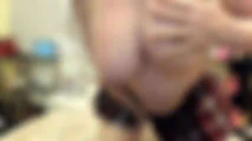 ( Gs.802) GoldieStar si esibisce nel gold show - 10 minuti. Gonna scozzese, tette grandi, culo grosso, figa pelosa, tacchi alti con strass neri, squirting, dildo bianco (16/11/2022).