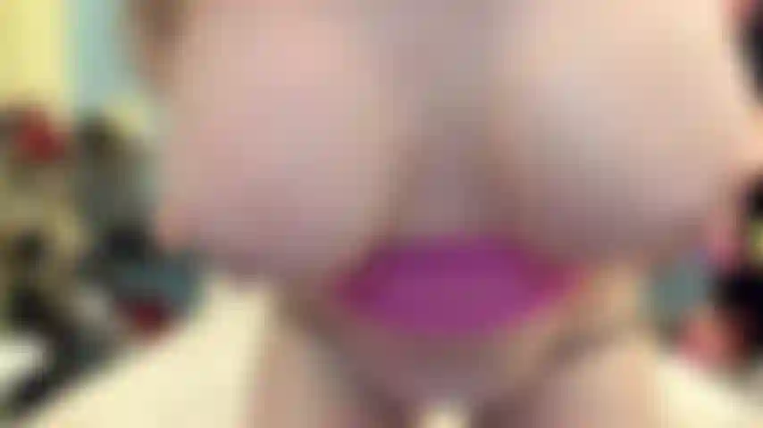 ( Gs.583) GoldieStar si esibisce nel gold show - 8:59 minuti. Gilf, tette grandi, figa pelosa, giocattolo interattivo, tacchi bassi neri, grosso dildo rosa, anale, doppia penetrazione (27/05/2022).