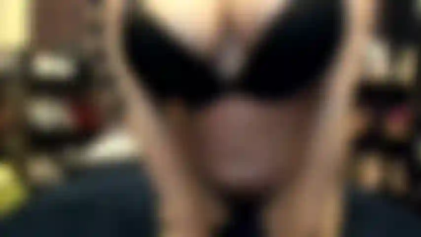 ( Gs.76) GoldieStar si esibisce nel gold show. Roleplay (chiamando per nome tutti i ragazzi nella stanza...) 10 Minuti. Squirto, primi piani della figa aperta, anale, doppia penetrazione, figa pelosa (20/02/2021).