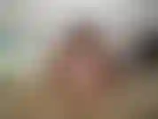 (9) GoldieStar si mette il rossetto... Le lubrifica il buco della figa con uno sturalavandini... Poi le scopa la figa con un vibratore rosso e gioca con i piedi.