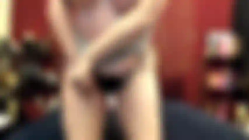 ( Gs.561) GoldieStar si esibisce nel gold show - 9:59 minuti. Gilf, tacchi alti con plateau rosso, tette grandi, figa pelosa, schizzi, anale, doppia penetrazione, tutti dildo bianchi (14/05/2022).